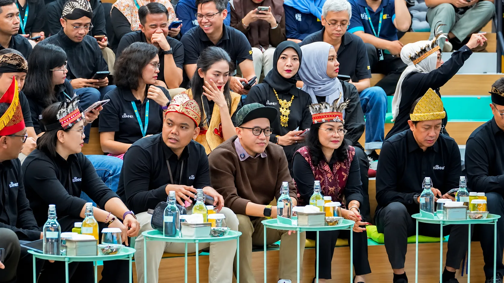 Karyawan Iconnet berbusana adat daerah mengikuti sesi pelatihan